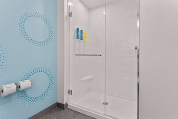 tru by hilton lincoln east