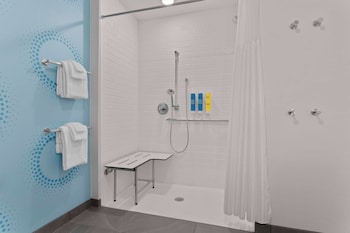 tru by hilton lincoln east