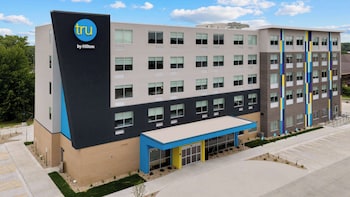 tru by hilton lincoln east