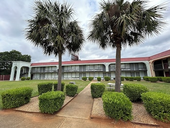 hometowne studios by red roof montgomery midtown