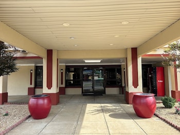 hometowne studios by red roof montgomery midtown