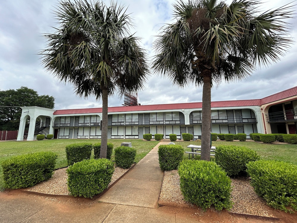 hometowne studios by red roof montgomery midtown