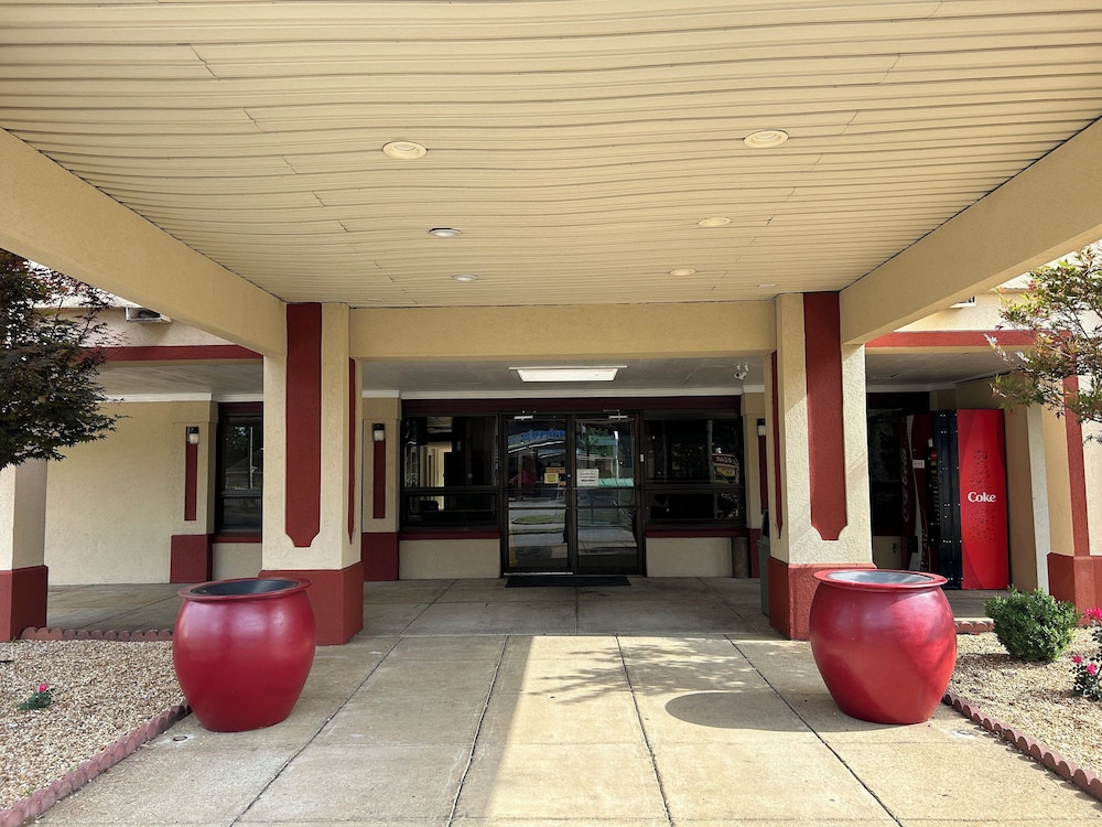 hometowne studios by red roof montgomery midtown