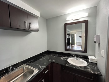 hometowne studios by red roof montgomery midtown