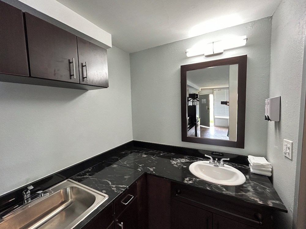 hometowne studios by red roof montgomery midtown