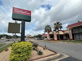 hometowne studios by red roof montgomery midtown