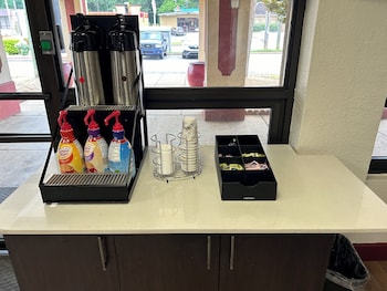 hometowne studios by red roof montgomery midtown