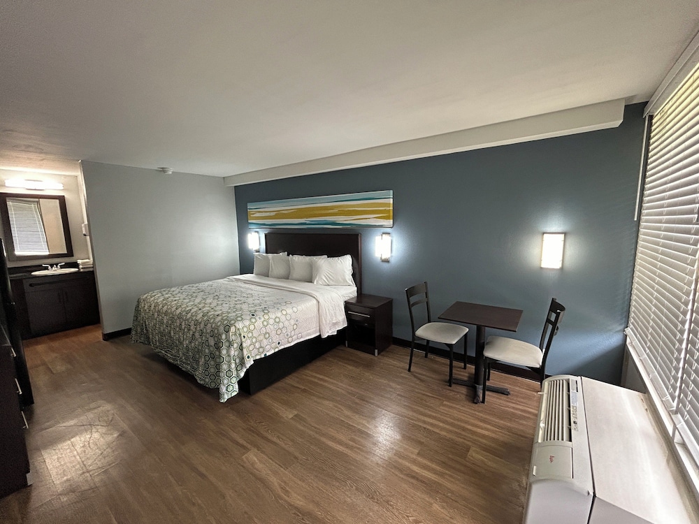 hometowne studios by red roof montgomery midtown