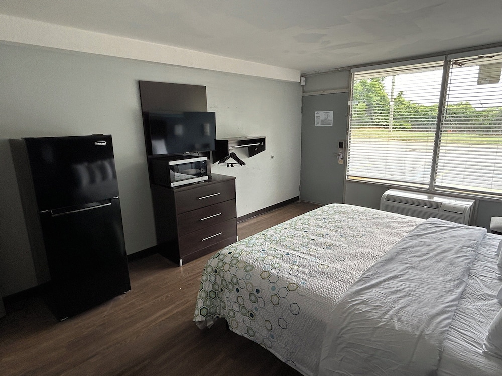 hometowne studios by red roof montgomery midtown