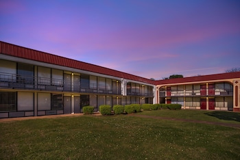 hometowne studios by red roof montgomery midtown