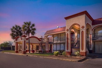 hometowne studios by red roof montgomery midtown