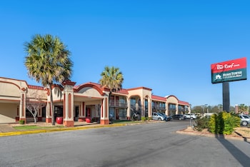 Hometowne Studios By Red Roof Montgomery - Midtown,,2.5 star