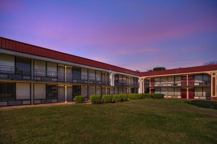 hometowne studios by red roof montgomery midtown