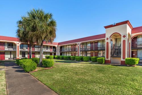 hometowne studios by red roof montgomery midtown