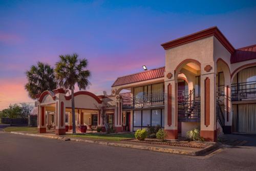 hometowne studios by red roof montgomery midtown