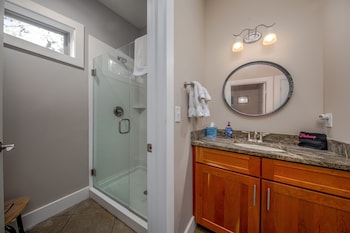 pilot cove forest lodging