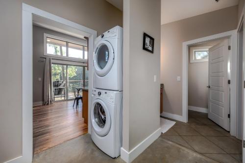 pilot cove forest lodging