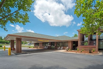 quality inn near speedway