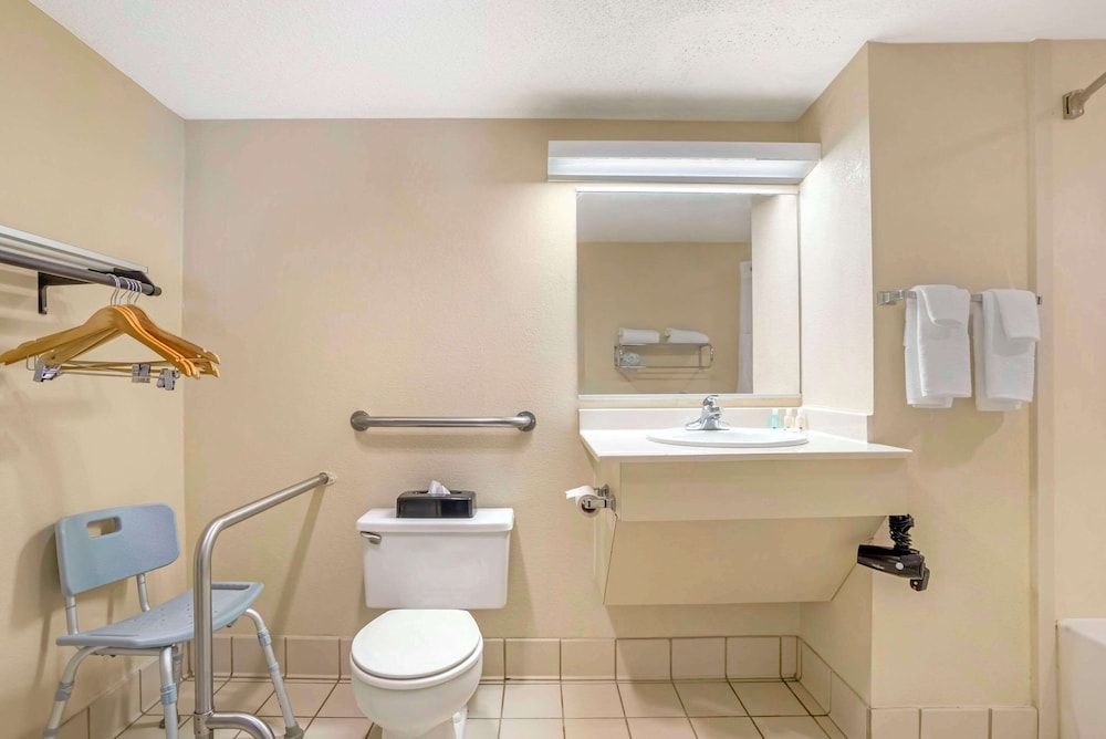 quality inn near speedway