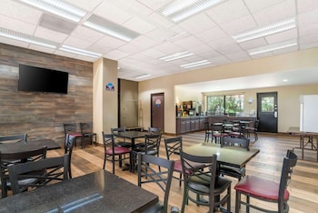 quality inn near speedway