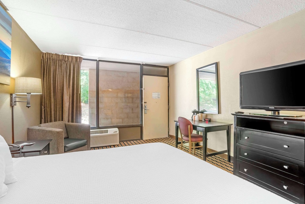 quality inn near speedway