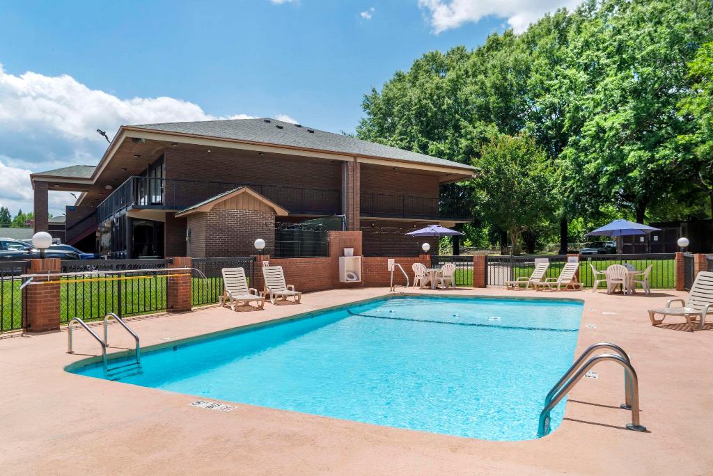 quality inn near speedway