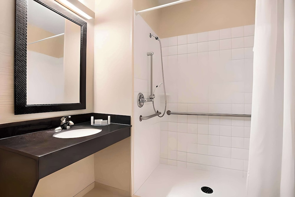 dubuque inn and suites