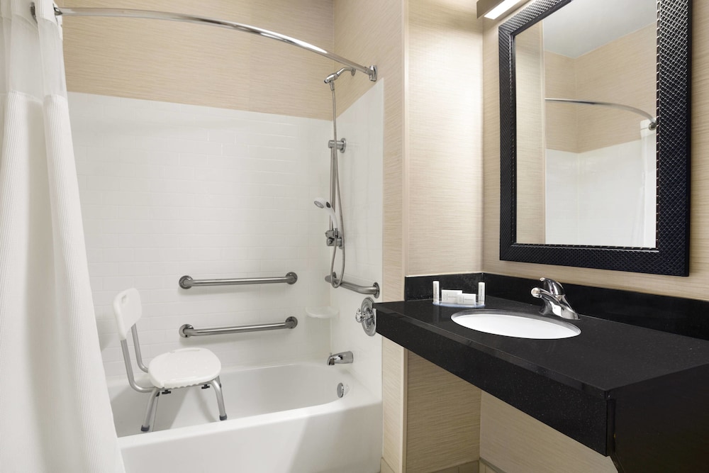 dubuque inn and suites