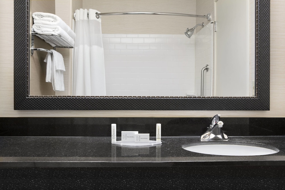 dubuque inn and suites