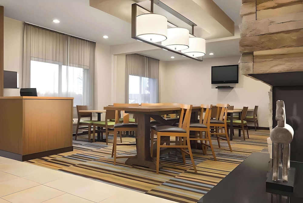 dubuque inn and suites