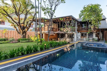 shamrock chiangmai hotel