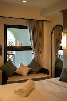 shamrock chiangmai hotel