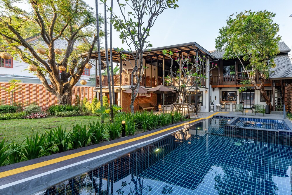 shamrock chiangmai hotel