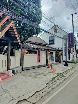 lunar mansion hotel