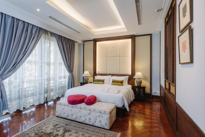 lunar mansion hotel