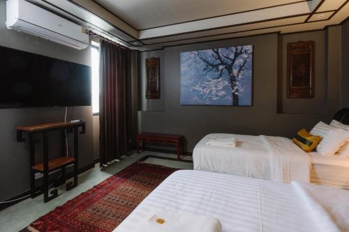 lunar mansion hotel