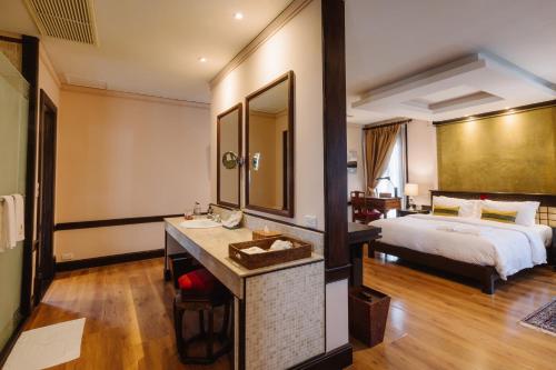 lunar mansion hotel