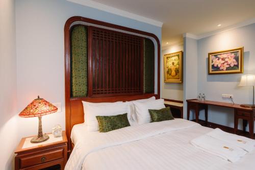 lunar mansion hotel