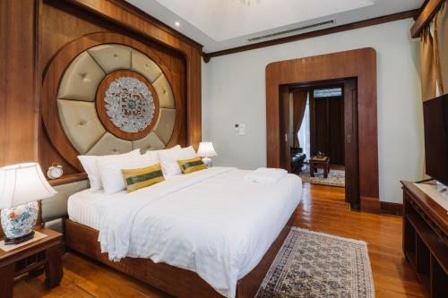 lunar mansion hotel