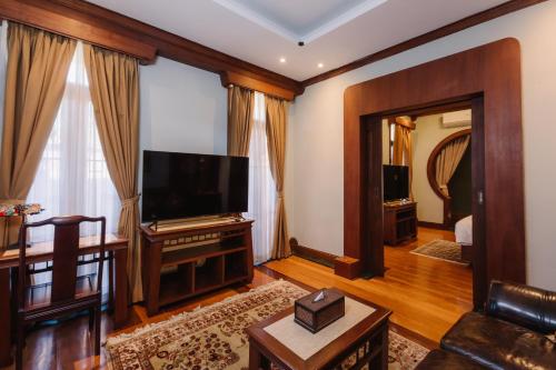 lunar mansion hotel