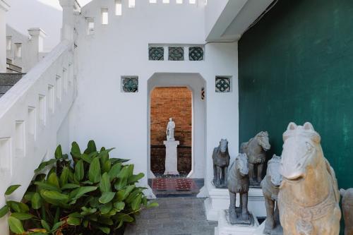 lunar mansion hotel