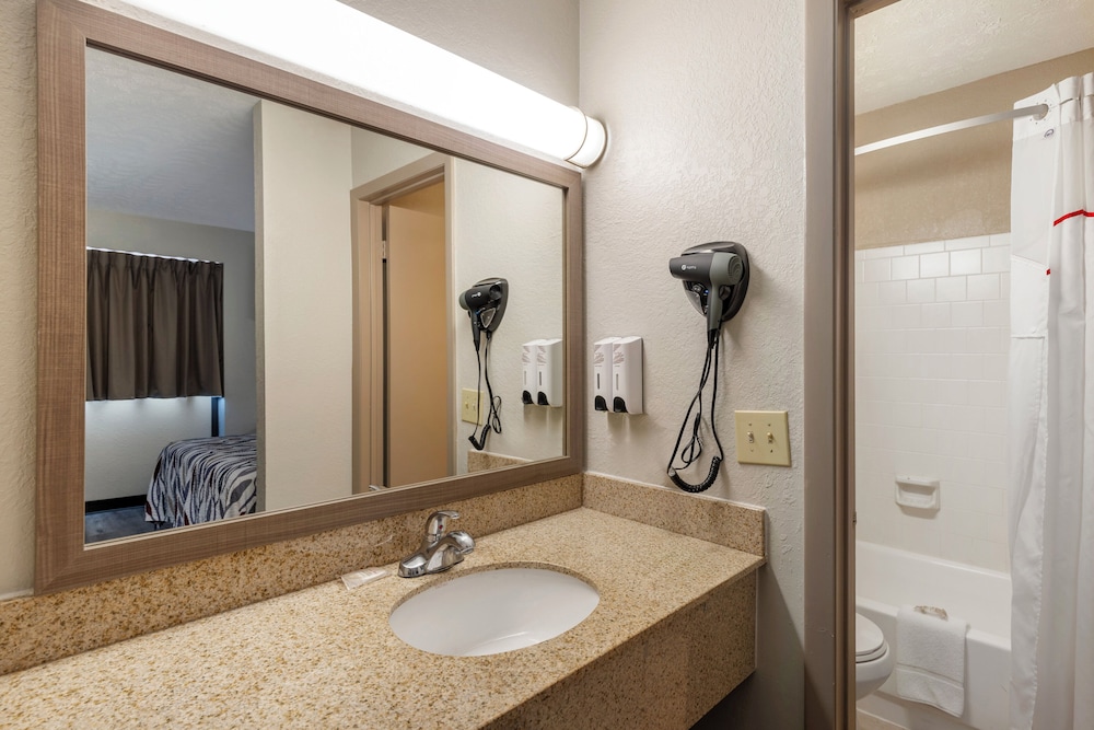 red roof inn doswell kings dominion