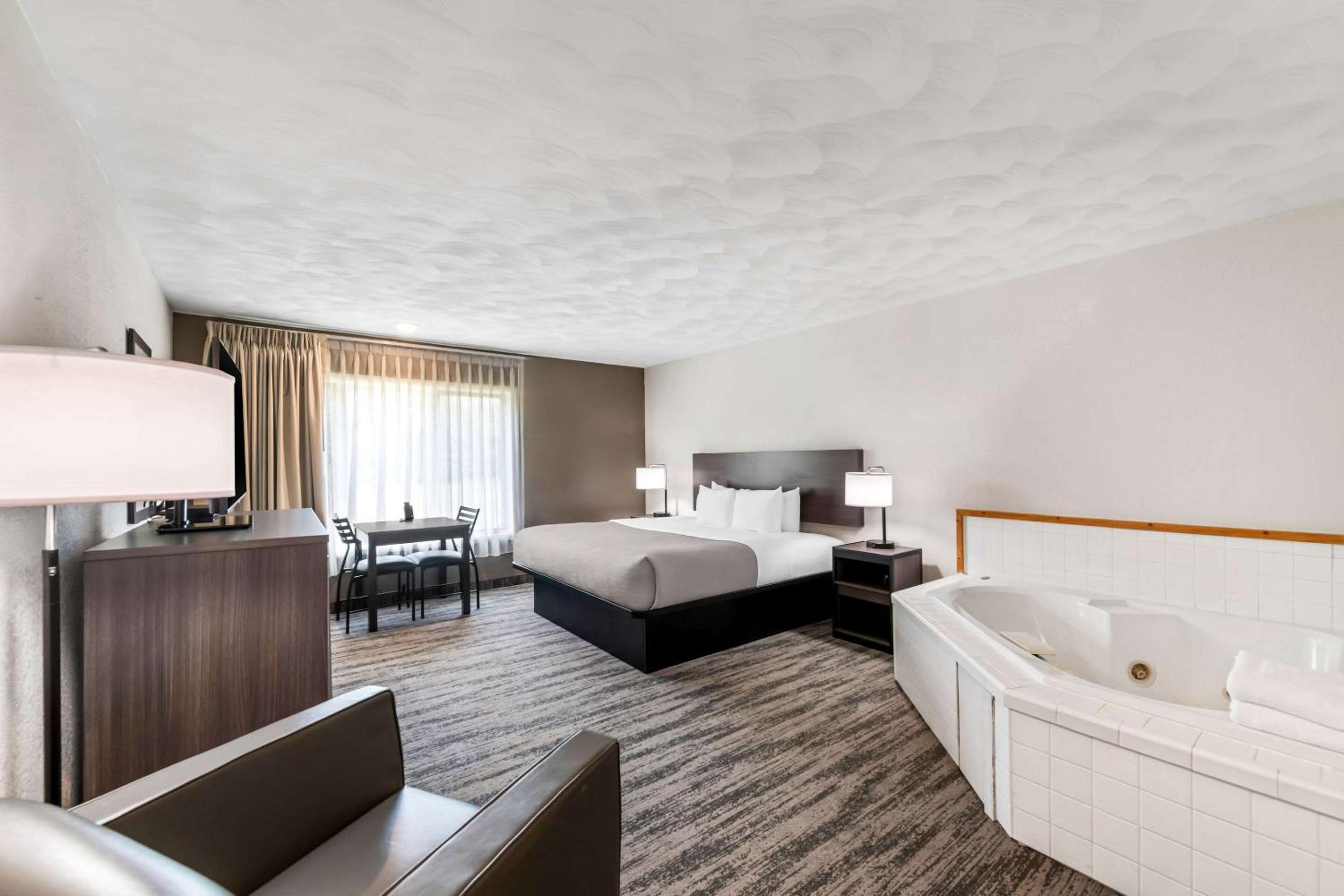 quality inn and suites munising