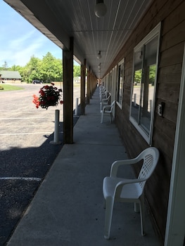 quality inn and suites munising