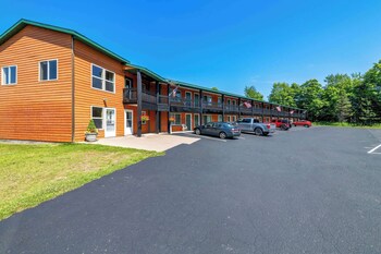quality inn and suites munising