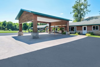 quality inn and suites munising