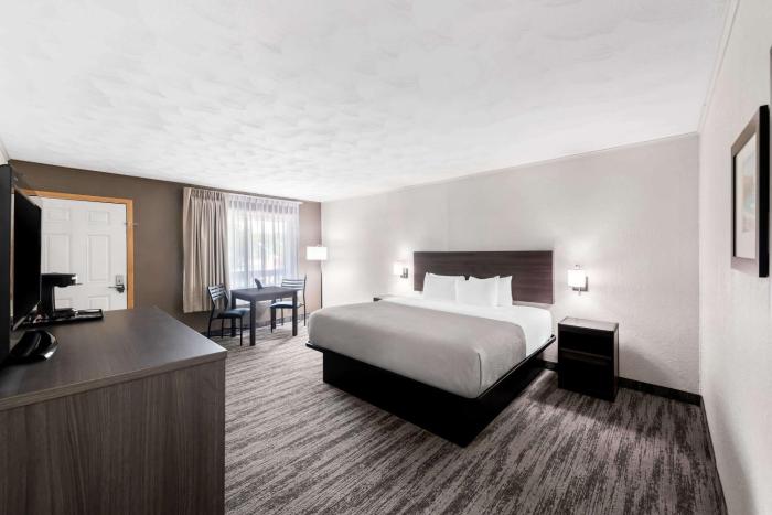 quality inn and suites munising