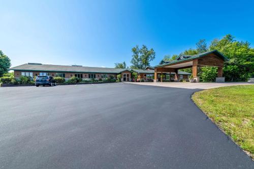 quality inn and suites munising