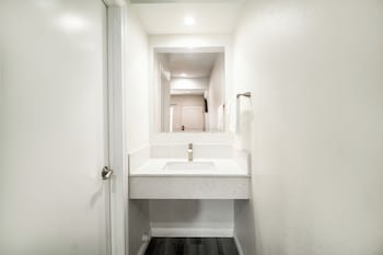 Bell Manor Motel,,2.5 star