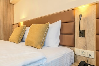roys hotel and suites